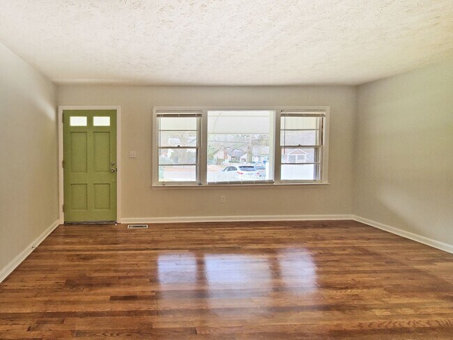 Building Photo - COMING SOON! Cutest 2/1 Bungalow in Hapeville - Housing Vouchers Accepted