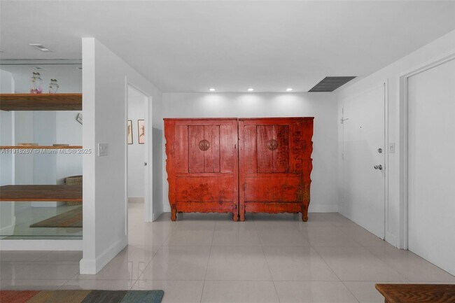 Building Photo - 9102 W Bay Harbor Dr