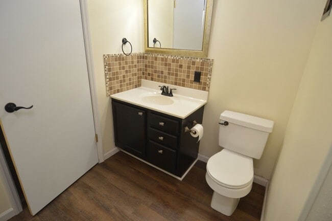 Building Photo - 2 Bed + Den, 2.5 Bathroom Townhouse for Rent