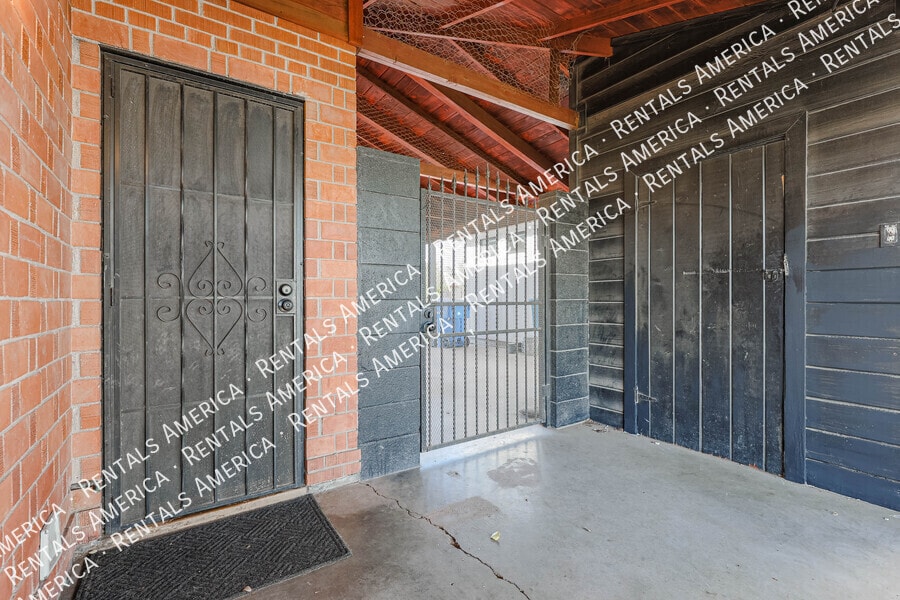 Building Photo - 2911 E Flower St