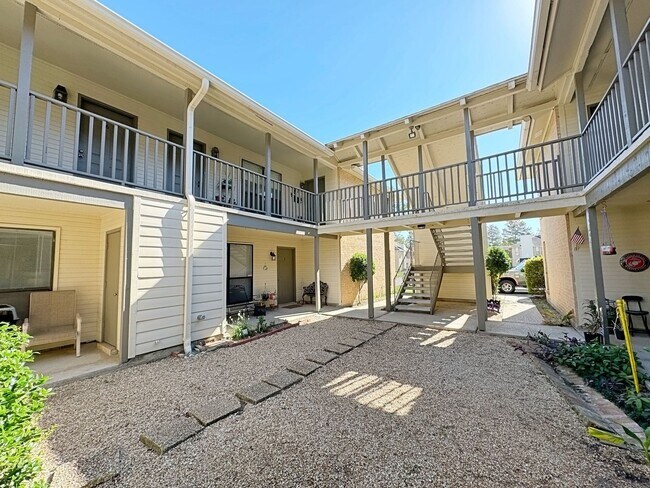 Building Photo - 1 Bedroom Downstairs condo available now! Community Pool