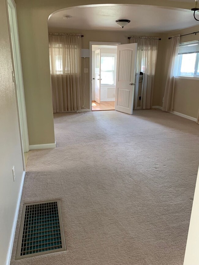 Building Photo - 4 Bedroom Duplex