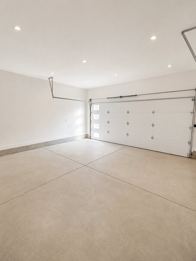 Building Photo - 9346 Creemore Dr