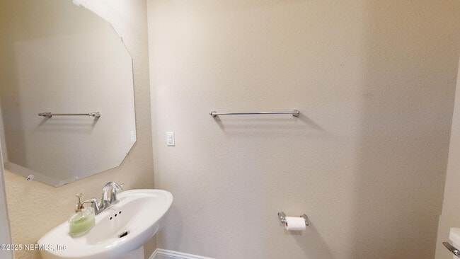 Building Photo - 201 Silver Creek Pl