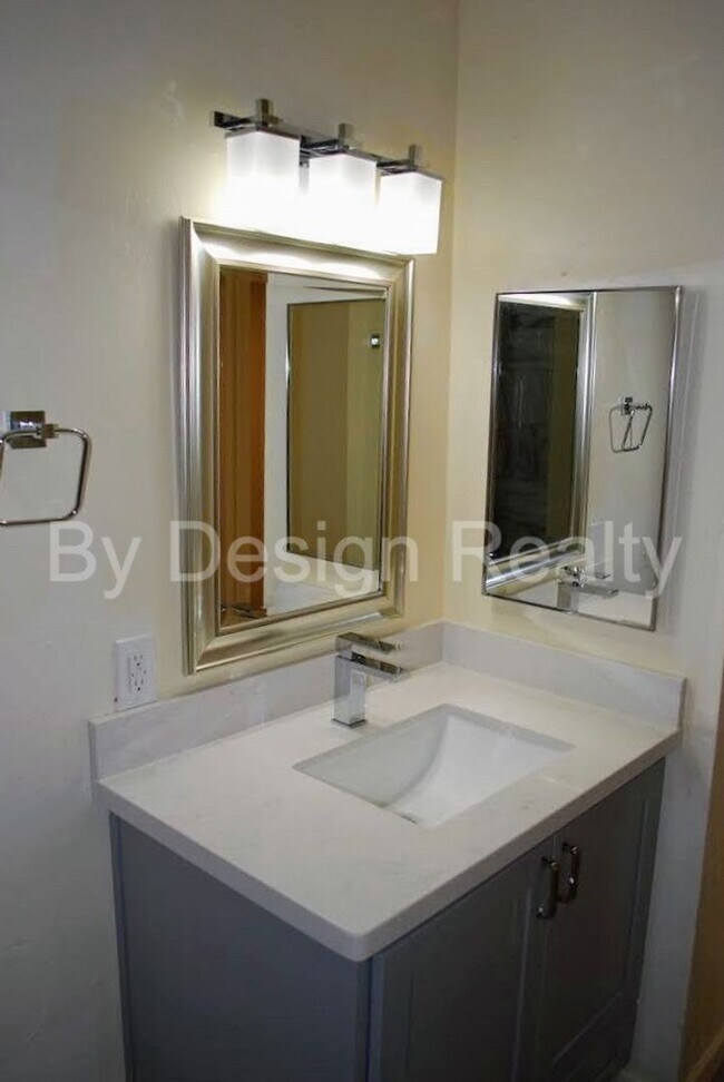 Building Photo - Recently Updated - 3 Bed 2 Bath - Large Ga...