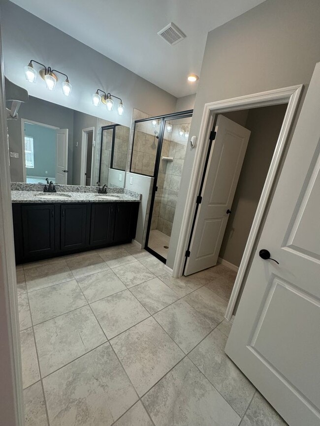 Building Photo - 3 Bed + Den with 2 Baths & 2 Car Garage