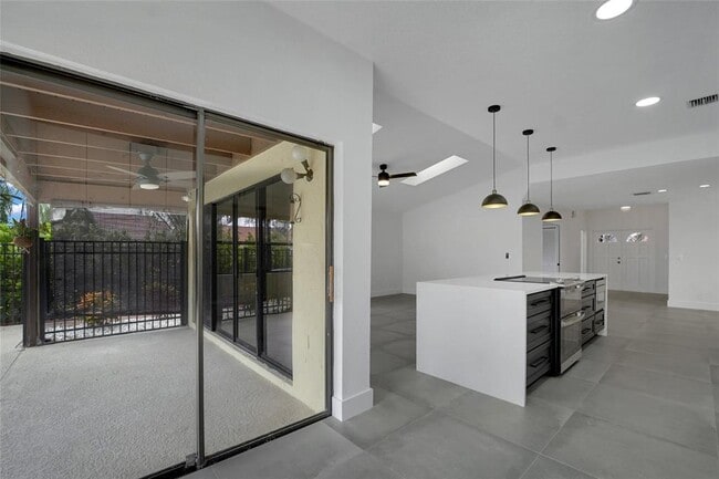 Building Photo - 7850 Villa Nova Dr