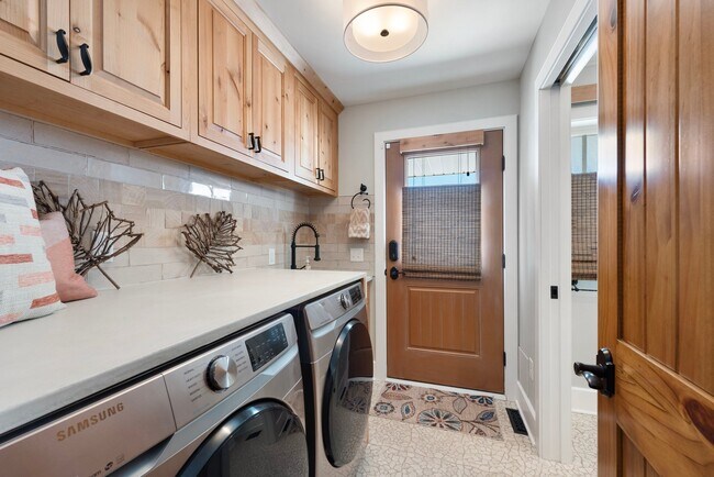 Building Photo - 21253 Lake George Blvd