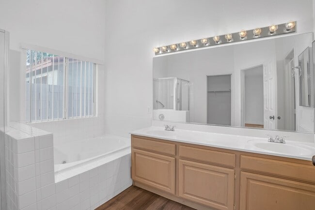 Building Photo - MOVE-IN READY SINGLE-STORY 4-BEDROOM 3-CAR GARAGE HOME IN HENDERSON!
