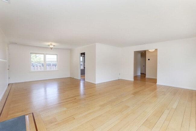 Building Photo - 4 Bed / 3 Bath Burlingame home near excell...