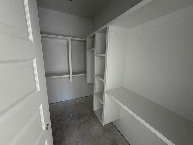 Building Photo - 904 N Sang Ave