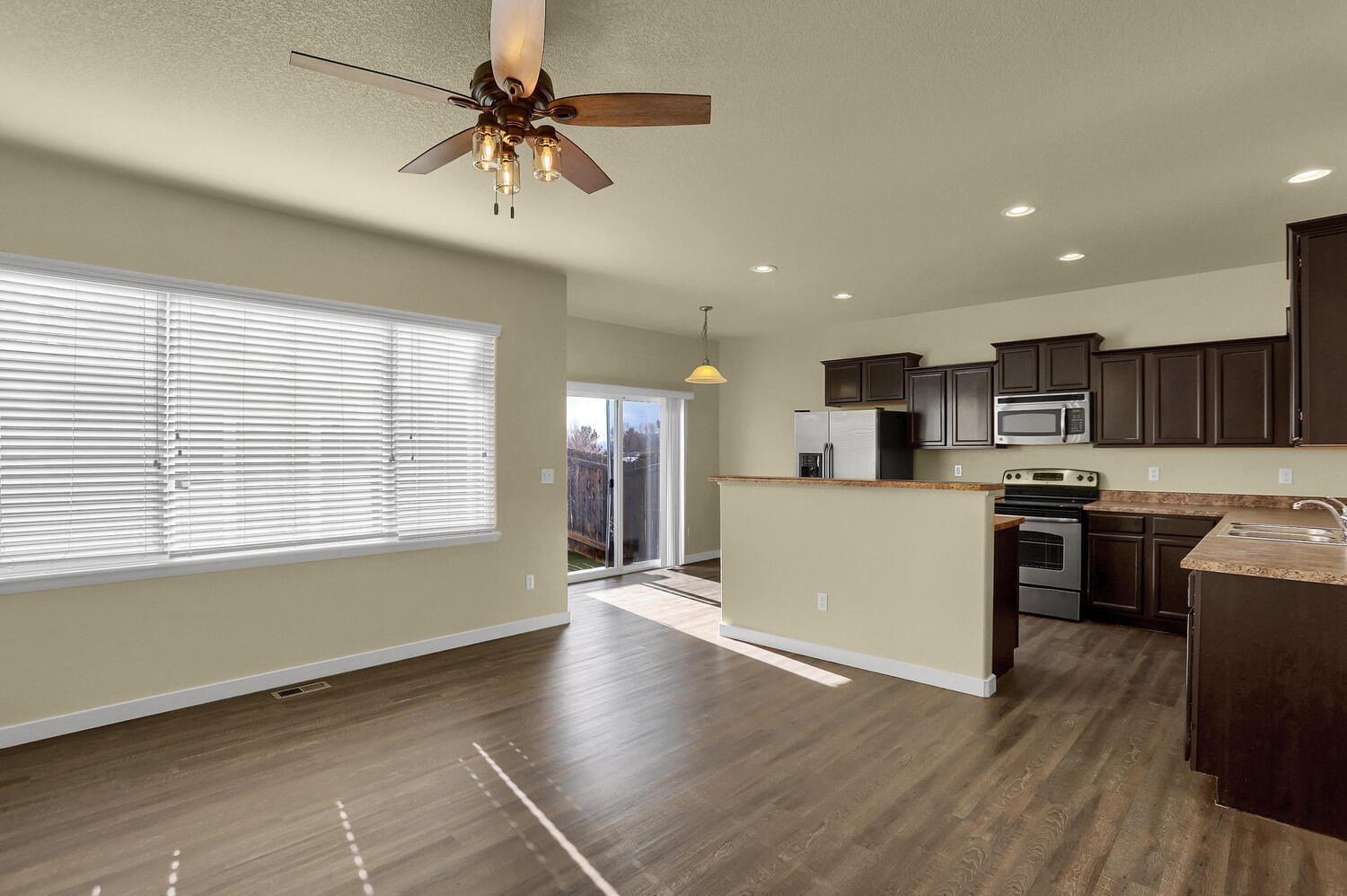 Building Photo - Open Concept Townhome in Excellent Conditi...