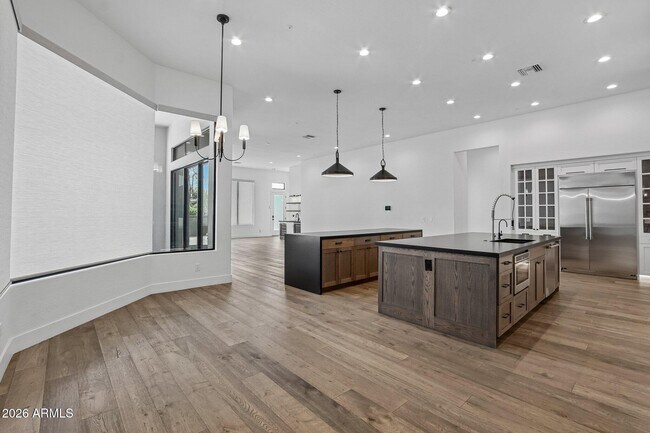 Building Photo - 8645 E Wood Dr