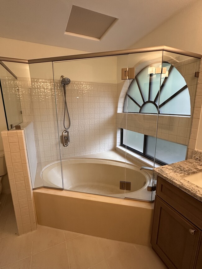 Large tub/shower - 2912 Lake Pineloch Blvd