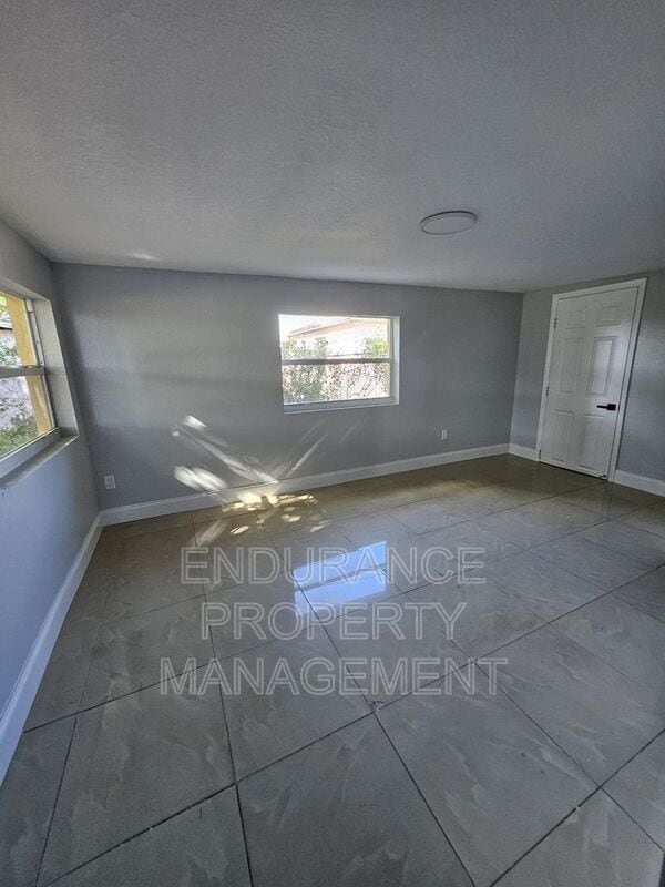 Building Photo - 809 W 5th St