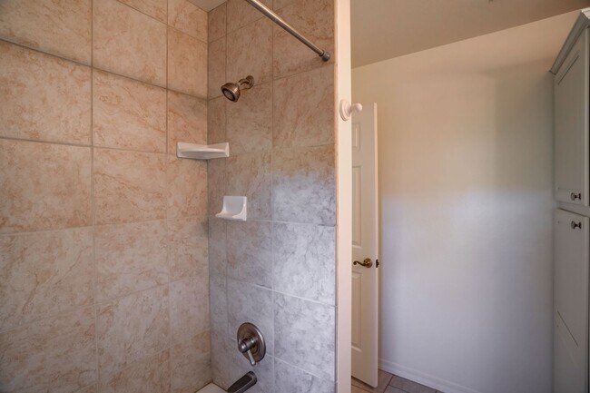 Building Photo - Extra spacious 3 bed 2 bath home in Kingsw...