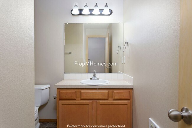 Building Photo - Comfortable 3-Story Townhome in Powellhurs...
