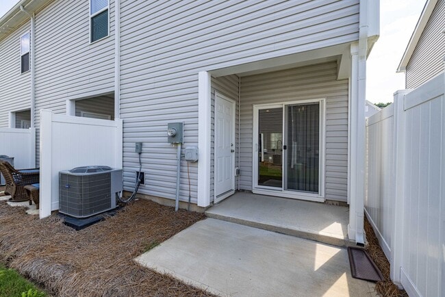 Building Photo - BEAUTIFUL 2 Bedroom/2.5 Bath Townhome in MIDLAND -AVAILABLE LATE AUGUST 2026!