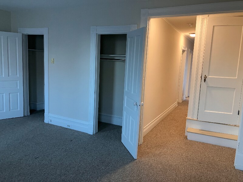 Building Photo - 613 Main St