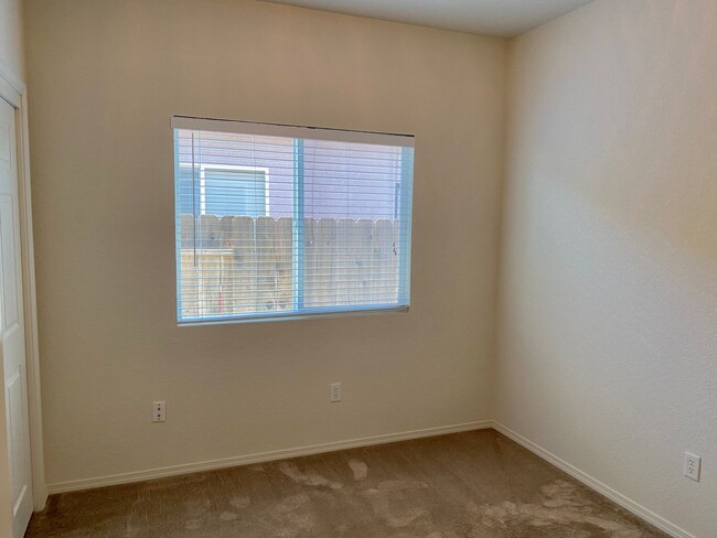 Building Photo - Merced: $2189 4 bedroom 2 bath home with g...