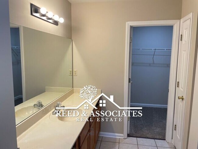 Building Photo - Charming Home Located in Quiet Neighborhood!