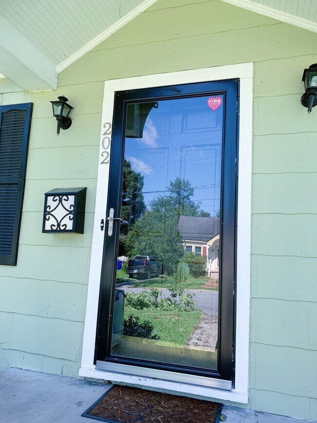 Building Photo - 3 Bedrooms 2 Full Bathrooms with fenced in...