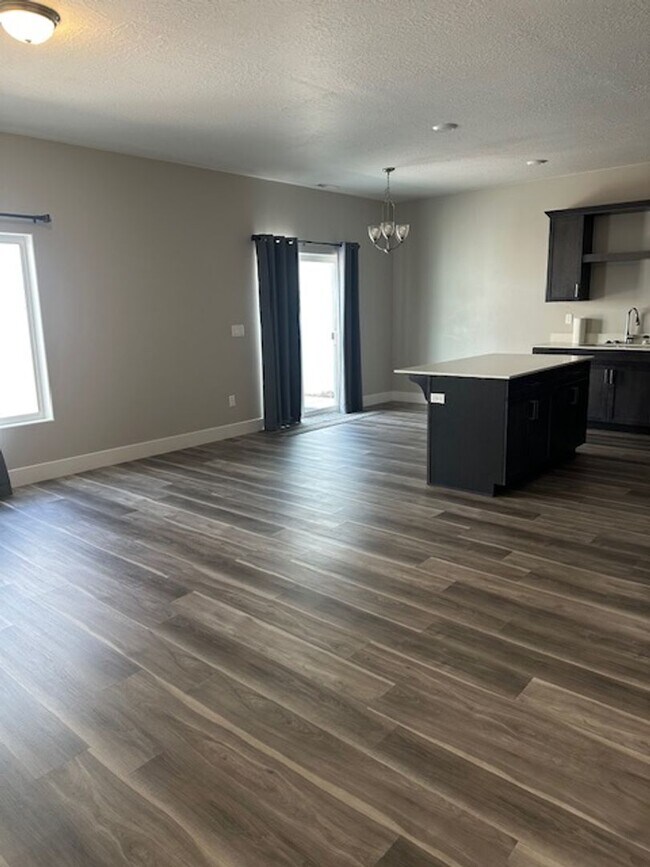 Building Photo - Amazing 3 bed, 2.5 bath with 2 car garage townhome!