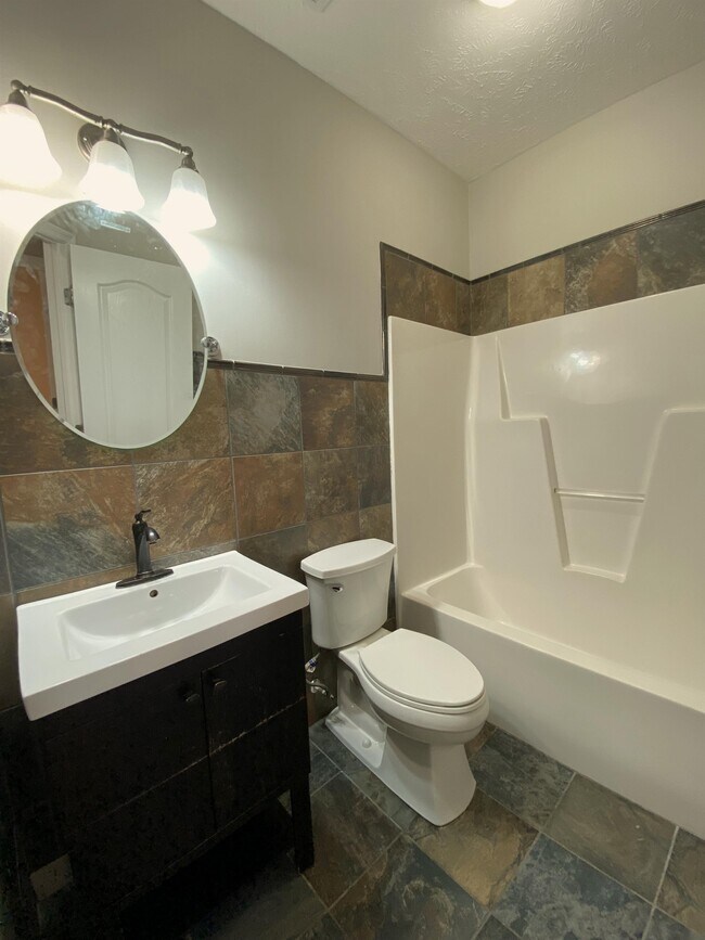 Building Photo - 109 Canyon Ct