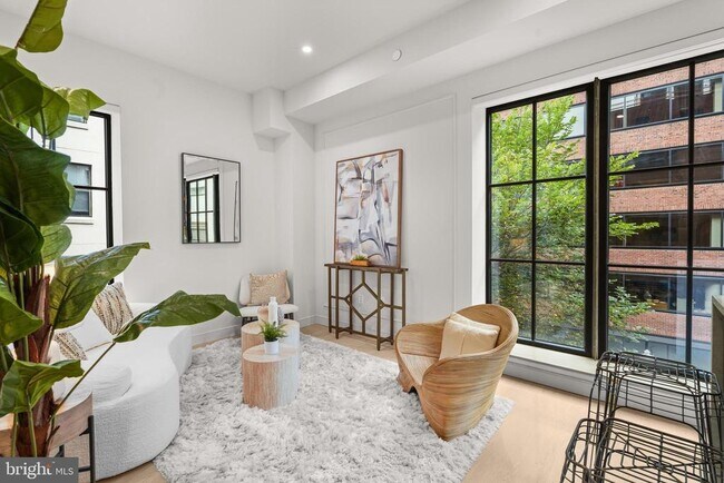 Building Photo - 2121 Ward Pl NW