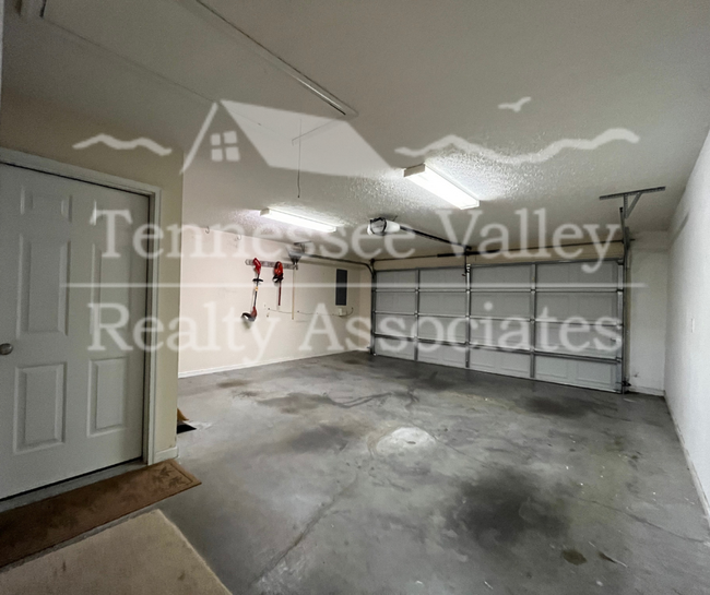 Building Photo - Single level 3 bed/2 bath with garage on c...