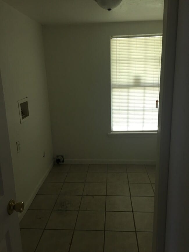 Building Photo - 902 N 27th St