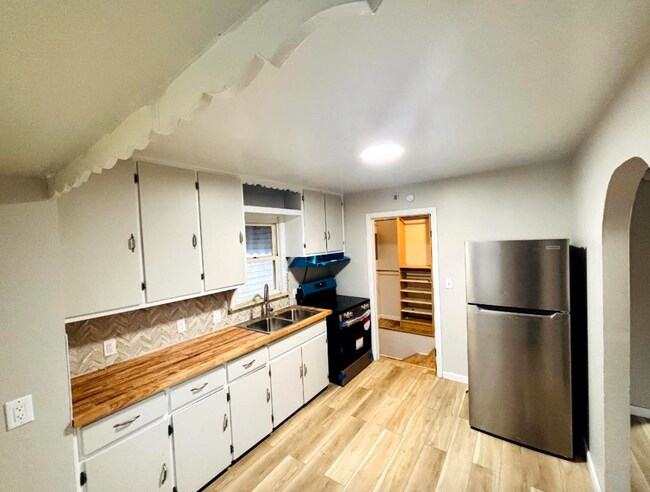 Building Photo - 3337 Court St