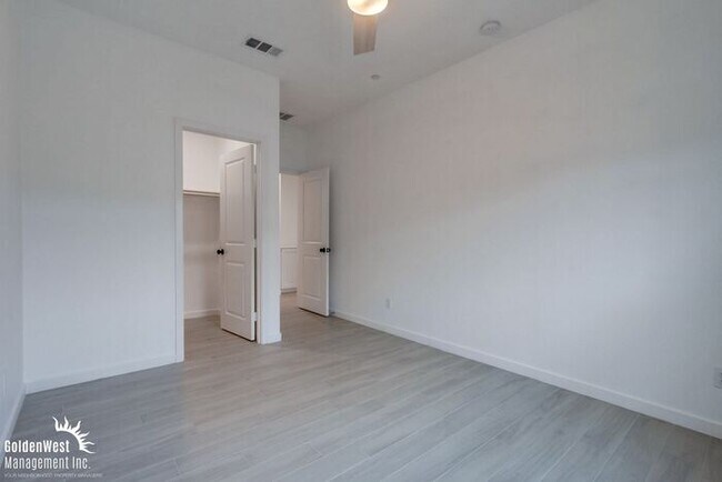 Building Photo - Stunning 3Bdm 2.5Ba Townhouse in Gated Com...