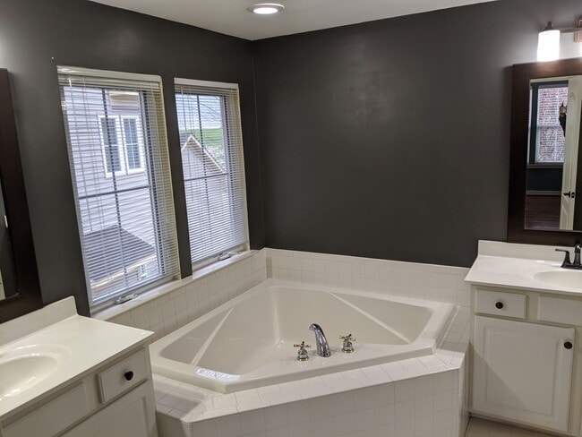 Building Photo - Single Family Home in Established Urbana H...