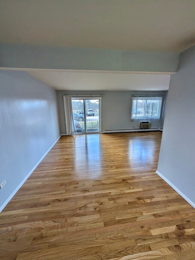 Building Photo - 8856 Northshore Dr