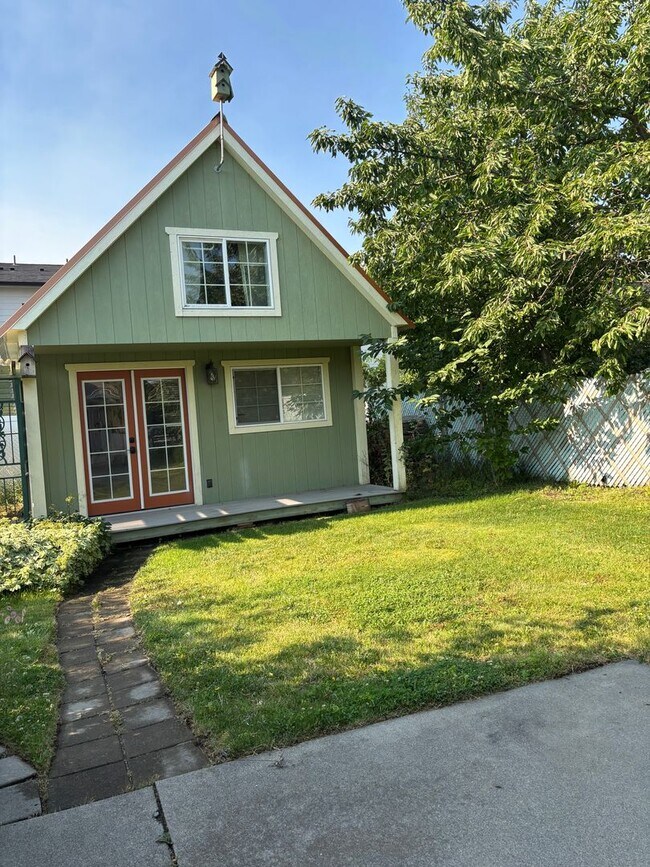 Building Photo - 640-642 W Helen Ave