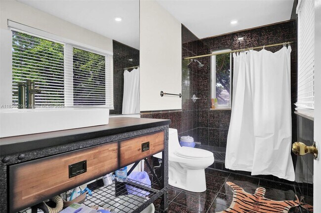 Building Photo - 5555 La Gorce Dr