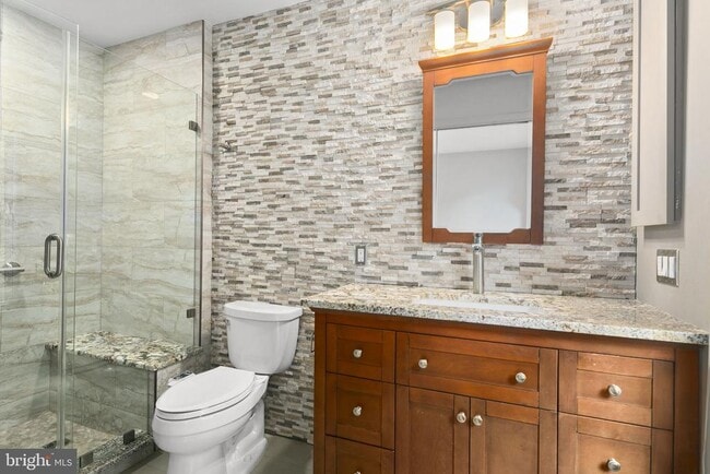 Building Photo - 2514 S Walter Reed Dr