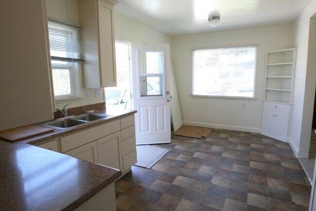 Building Photo - DEPOSIT PENDING 4 Bedroom 2 Bathroom House in Quiet Neighborhood