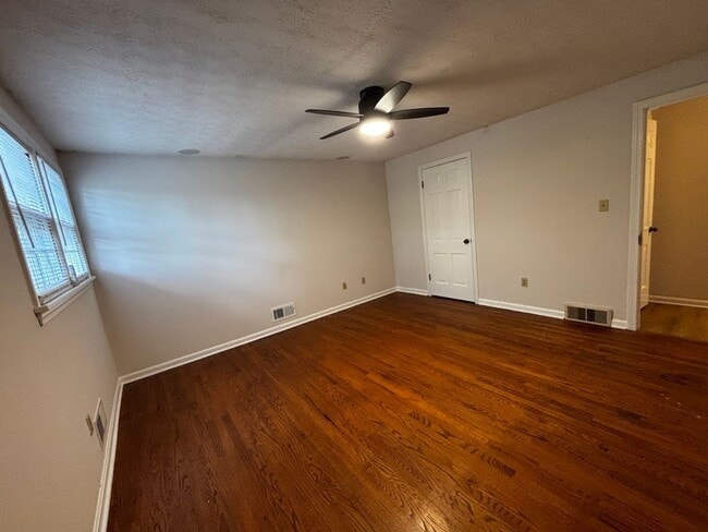 Building Photo - Large 4 Bedroom 2 Bath Home