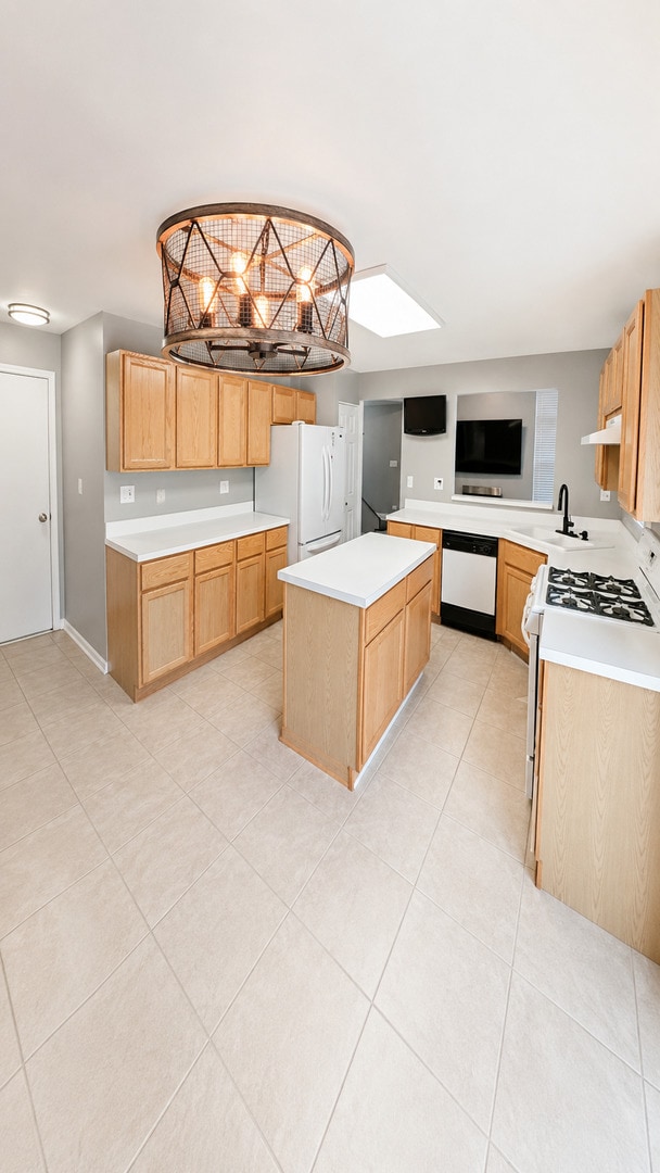 Building Photo - 1561 E Chivalry Ct