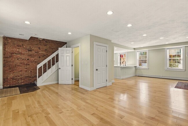 Building Photo - 25 Munroe St