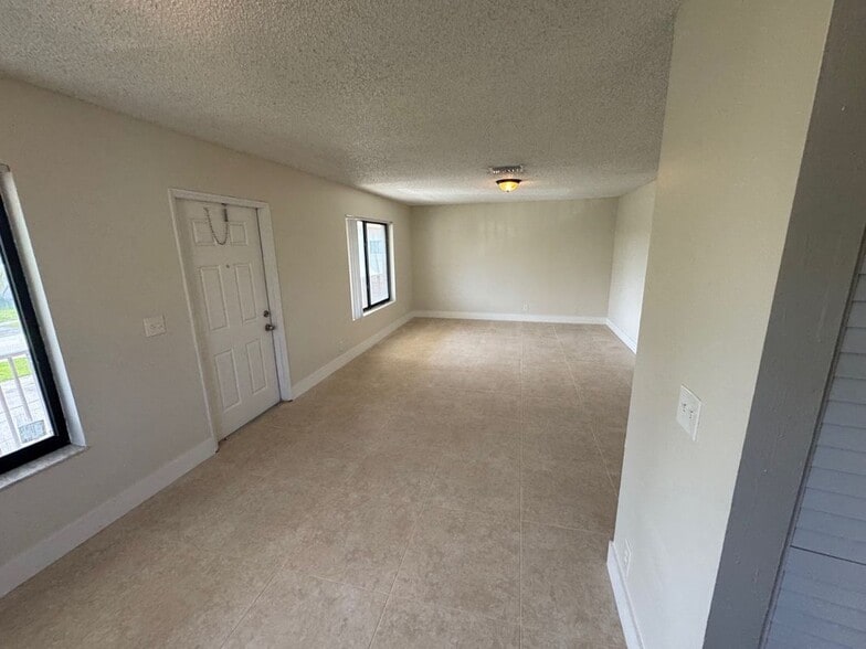 Building Photo - 1141 W River Dr