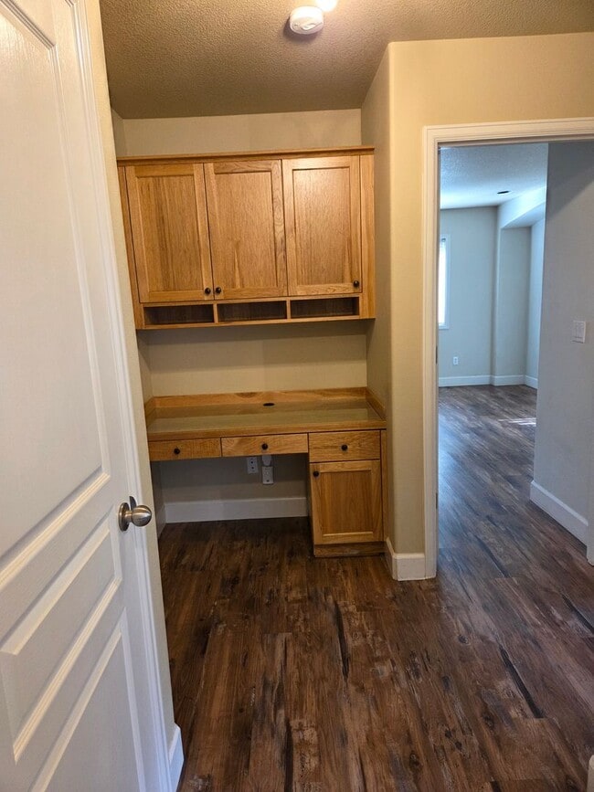 Building Photo - 2 story townhome close to trails!