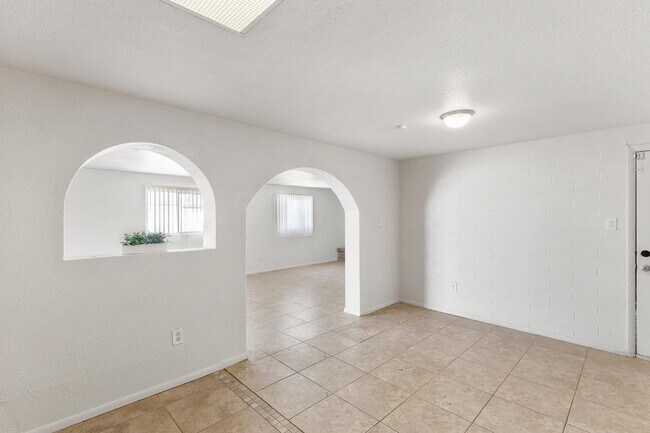 Building Photo - 7422 W Turney Ave