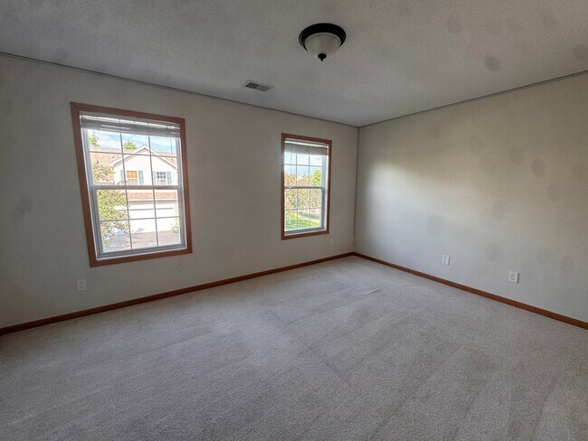 Building Photo - Luxurious 3 Bedroom, 2 Bathroom GORGEOUS townhome!