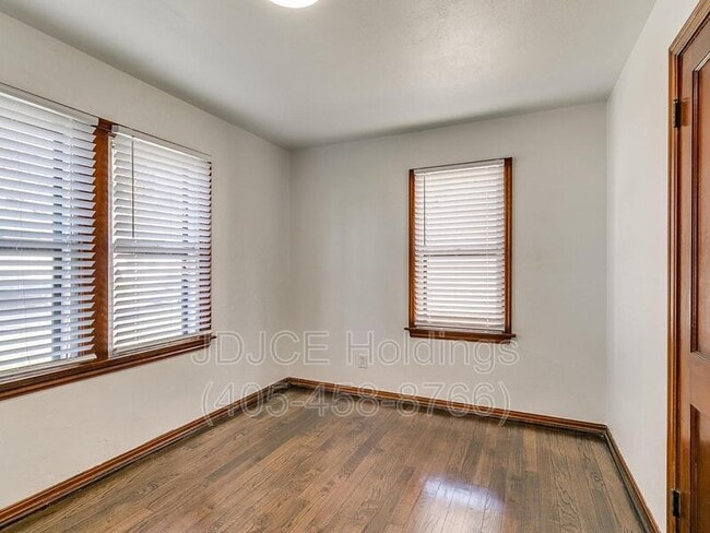 Building Photo - 204 E Douglas Dr