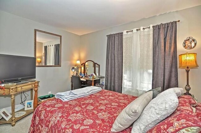 Building Photo - 25 Saunders St