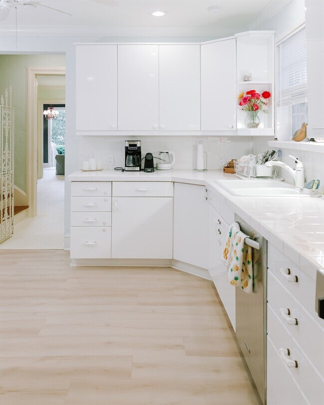 Building Photo - 519 28th St