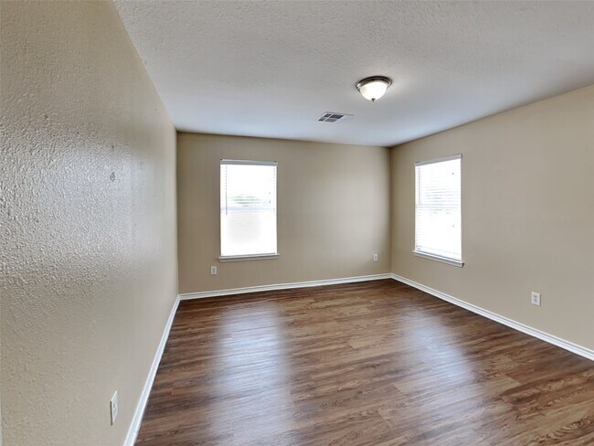 Building Photo - 226 Golden Oak Dr